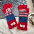 Vue détaillée de gants d'hiver tricotés duveteux sans doigts avec rayures colorées. - Taille unique / Rouge