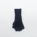 Vista detallada de guante sin dedos de punto de trenza negro con textura y puño extendido. - Talla única / Negro