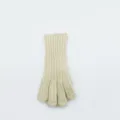 Primer plano detalle de guante termico beige de punto trenzado con un puño largo y suave. - Talla única / Albaricoque