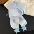 Écharpe en tricot bleu clair avec motif d'étoiles et charmants pendentifs en peluche. - Bleu clair