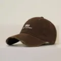 Braune gewaschene Used-Look Baseballkappe mit Stickerei, stilvolle gebogene Schirmmütze. - Kaffeebraun