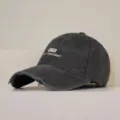 Berretto da baseball grigio scuro dilavato con elegante ricamo frontale e visiera curva. - Grigio scuro