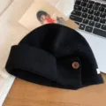 Bonnet en tricot noir pour femme, bonnet en laine chaud avec détail de bouton et revers. - M (56-58cm) / Noir