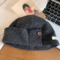 Bonnet tricoté 100% laine gris foncé avec bouton en bois élégant automne hiver chaud femme - M (56-58cm) / Gris