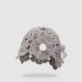 Bonnet crocheté ajouré gris avec fleurs en tissu élégantes et perles pour femme été. - Taille unique / Gris