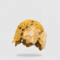 Bonnet en crochet ajouré jaune d'été respirant avec accent de fleurs transparentes et perle - Taille unique / Jaune