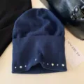 Bonnet en tricot bleu foncé avec rivets, chapeau slouchy chaud d'hiver style rétro pour femmes. - Taille unique / Bleu foncé