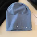 Chaud bonnet en tricot bleu avec rivets argentés rétro slouchy d'hiver pour femme - Taille unique / Bleu clair