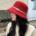 Sombrero de cubo de lana roja para mujer con correa beige elegante y hebilla dorada de moda. - M (56-58cm) / Rojo