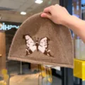 Berretto morbido in peluche marrone con ricamo farfalla vintage per donna inverno caldo. - Regolabile / Kaki