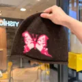 Berretto in maglia marrone vintage da donna con motivo a farfalla rosa, cappello invernale. - Regolabile / Caffè
