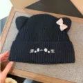 Gorro de punto negro con orejas de gato, bonito lazo de lunares rosados y detalles bordados. - Ajustable / Negro