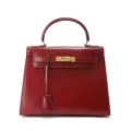Elegant sac à main rouge en cuir lisse avec fermeture métallique et design classique. - 28cm / Bordeaux