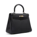 Zwarte lederen Kelly handtas met textuur en elegante goudkleurige hardware details. - Zwart Gouden Gesp (Dunne Band + Brede Band)