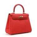 Elegante rode lederen handtas met klassiek trapezeboog design en veilige draaisluiting. - Fel Rood (Dunne Band + Brede Band)