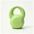 Vista dettagliata di un grazioso ciondolo a forma di kettlebell verde chiaro per gioielli. - Verde