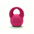 Dettaglio ciondolo kettlebell rosa, accessorio materiale artigianale fai da te acrilico. - Rosso rosa