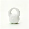 Dettaglio ciondolo kettlebell bianco, materiale acrilico liscio per creazione gioielli fai da te. - Bianco