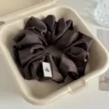 Französisches Satin Plissee Haargummi Detail, elegantes braunes Haarband für Frauen. - Kaffee