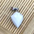 Pendentif flèche géométrique en pierre blanche, élégant bijou en cristal facetté pour collier. - 11x18mm / Howlite