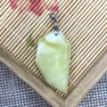 Ciondolo in pietra semipreziosa naturale sfaccettata verde chiaro forma irregolare SKU - 20x37mm / Giada Limone