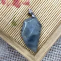Pendente dente di lupo sfaccettato in cristallo grigio, accessorio collana gemma. - 20x37mm / Labradorite