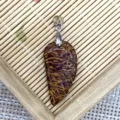 Ciondolo collana accessorio con ala d'angelo in cristallo di pietra naturale intagliata. - 15x30mm / Giada di Seta d'Oro