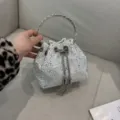 Borsa da sera a secchiello in strass con manico in metallo e nappe di cristalli brillanti donna. - Bianco