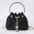 Borsa a secchiello da sera nera in strass con manico tondo in metallo, catena e nappa. - Nero