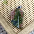 Pendentif feuille en pierre naturelle collier accessoire, cristal vert rose sculpté charme bijoux. - 15x26mm / Unakite