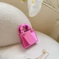 Gedetailleerd overzicht van de glanzende roze metallics mini handtas met ketting. - Roze