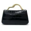 Borsa a mano nera texture coccodrillo con manico in metallo dorato per cene eleganti. - Nero