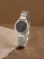 Nahaufnahme der Vintage achteckigen Damen QuarzUhr mit dunklem Zifferblatt und Silber Armband. - Silberschwarz