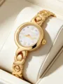 Primer plano detallado de un reloj de cuarzo dorado para mujer con elegante pulsera y brillantes. - Correa Dorada Esfera Blanca (HS2512-892-02)