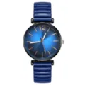 Detail van het blauwe quartz horloge met metalen elastische band en duidelijke wijzerplaatindex. - Blauw