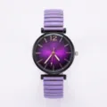 Detail van horloge met paarse verloopwijzerplaat, zwarte kast en gesegmenteerde horlogeband. - Paars
