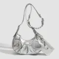 Borsa a spalla argentata metallizzata con specchio a cuore e borchie per donne alla moda. - Argento