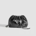 Borsa a tracolla nera in pelle stropicciata con catena in metallo e dettaglio sferico. - Nero