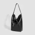 Borsa a secchiello nera in morbida pelle da donna, variante minimalista elegante. - 24*14*35 / Nero