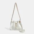 Borsa a secchiello hobo trapuntata bianca con tracolla in catena di metallo e coulisse. - Bianco