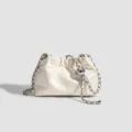 Borsa a tracolla nuvola arricciata bianca con catena d'argento e sfera, design chic. - Bianco
