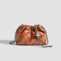 Borsa a nuvola arricciata marrone lucido, borsa a tracolla chic con catena per le donne. - Marrone