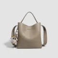 Borsa a secchiello grigia da donna con ciondolo peluche, elegante variante borsa a tracolla. - 21x12x20.5cm / Grigio