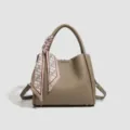Elegante borsa a mano in pelle taupe da donna, versatile borsa a secchiello con foulard chic. - 24*13*20 / Kaki