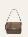 Vista dettagliata della borsa a spalla in pelle martonata marrone con chiusura geometrica dorata. - Grigio scuro
