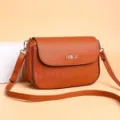 Elegante borsa a tracolla marrone in pelle con motivo a rombi e dettagli dorati da donna. - Marrone giallastro
