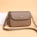 Elegante borsa a tracolla marrone testurizzata da donna con motivo a rombi e dettagli dorati. - Kaki
