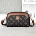 Borsa a tracolla marrone elegante a conchiglia con scomparti multipli e stampa monogramma. - Monogramma NE