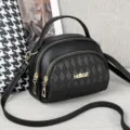 Borsa a tracolla trapuntata nera in pelle con manico superiore e dettagli dorati. - Nero