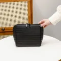 Borsa cosmetica rigida nera, organizer da viaggio portatile con design a trama geometrica. - Strisce Orizzontali Nere